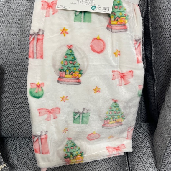 Pink Christmas Tree Snowglobes & Pink Bow Ribbons Plush Blanket 50”x70” NWT - Picture 1 of 4